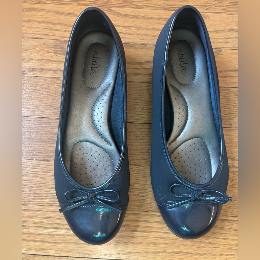 Abella Lindy shoes in Navy, size 8.5